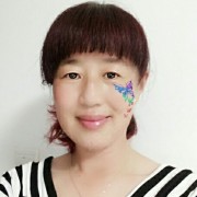 在车上的女人