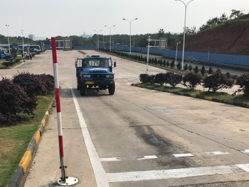 宏华驾校.