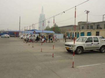 镇雄万里驾校.