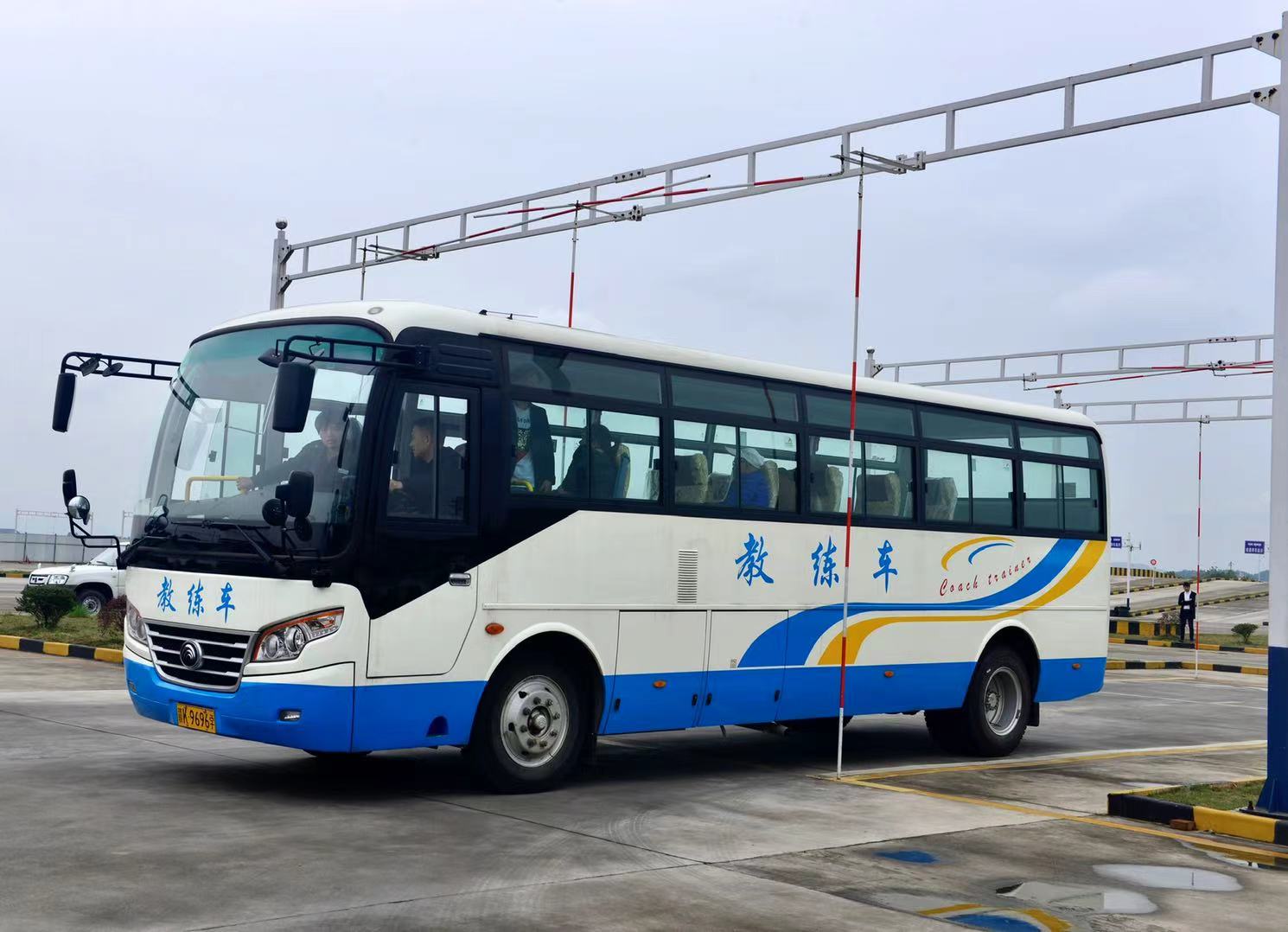 多人一车教练接送周一到周日 vip班型为全包费用,学车中途没有任何二